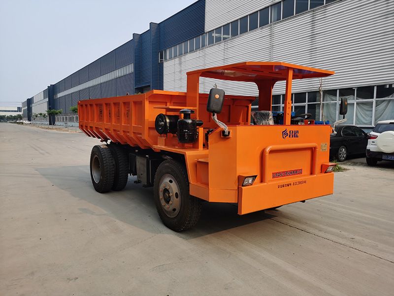 12噸四驅(qū)礦用運(yùn)輸車(chē)